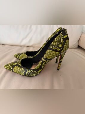 Brand new Ted Baker Yellow Green Snake-Print Pointed Toe Pumps